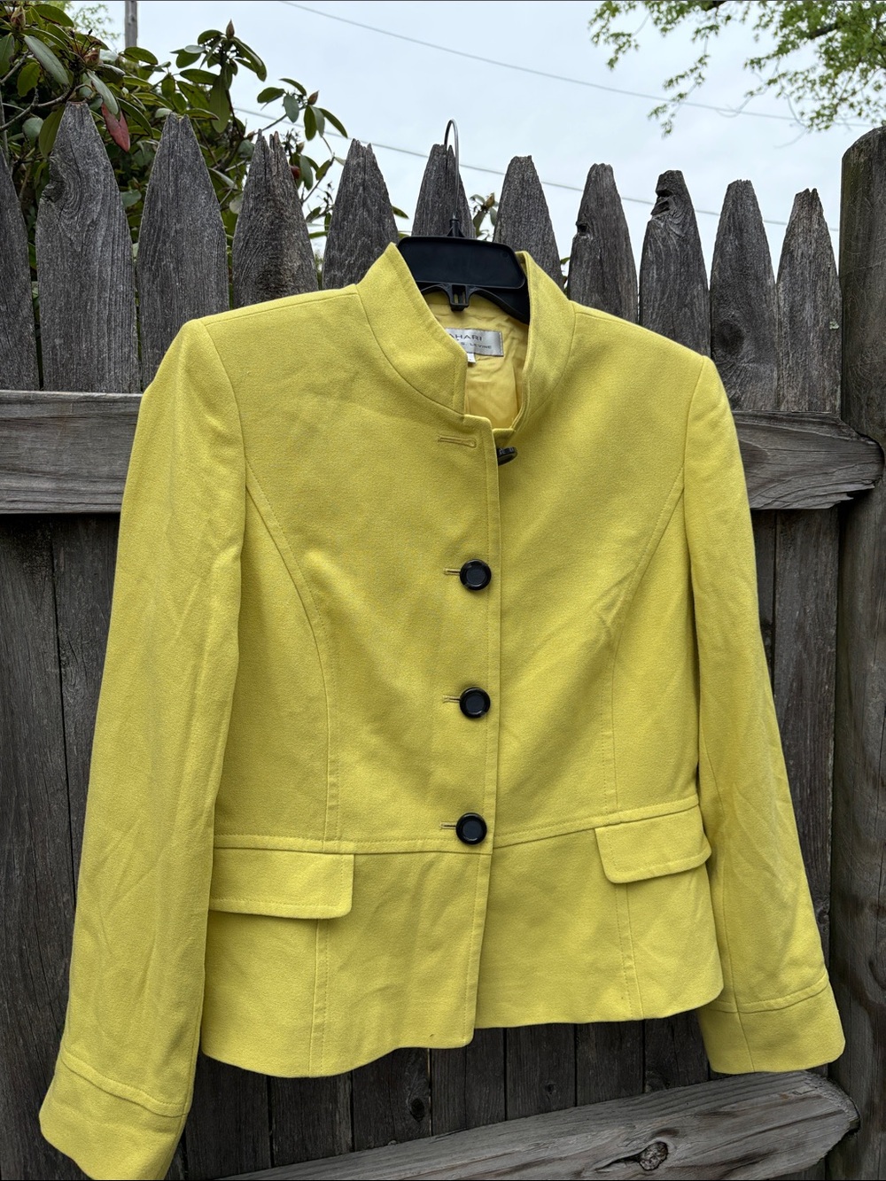 Tahari size 10 vintage greenish yellow blazer.